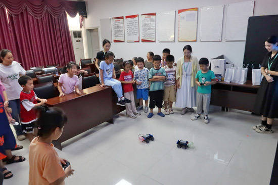乾盘配资 机器人对抗赛、编程启蒙……青秀区社区暑期活动让孩子玩转AI