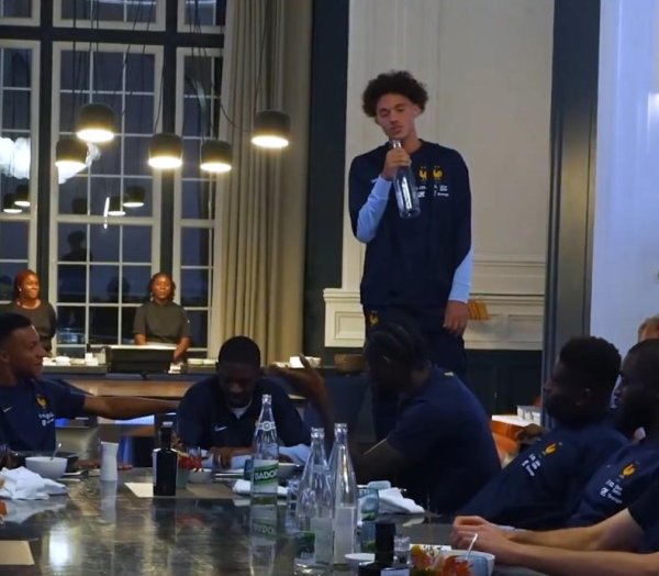 丰汇投资 保留节目，埃基蒂克与阿克利乌什在法国队新人入队仪式上唱歌